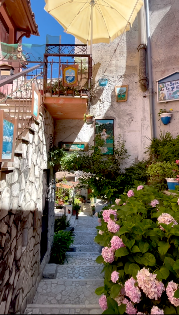Foto dei vicoli di Piediluco. Suggestive realizzazioni fra arte e natura, una meta certa per le vancanze in umbria